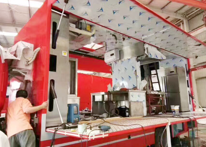 消防車(chē)內(nèi)廚房設(shè)備廚具安裝現(xiàn)場(chǎng)圖