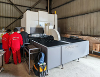 優(yōu)佰特斥巨資購進業(yè)內(nèi)先進智能柔性折彎設備